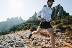 I funzionamenti atletici dell'uomo forte trascinano ultra maratona immagine stock libera da diritti I funzionamenti atletici dell'uomo forte trascinano ultra maratona immagine stock libera da diritti
