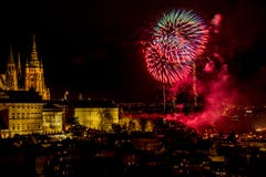 I fuochi d'artificio del nuovo anno a Praga immagini stock I fuochi d'artificio del nuovo anno a Praga immagini stock