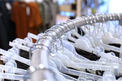 I ganci bianchi sullo scaffale rotondo hanno disposto la specie di caotico in un negozio, DOF immagine stock I ganci bianchi sullo scaffale rotondo hanno disposto la specie di caotico in un negozio, DOF immagine stock