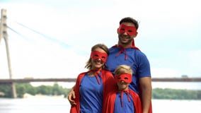 I genitori nel supereroe costumes il gioco con il figlio, psicoterapia per fare fronte ai problemi fotografia stock libera da diritti I genitori nel supereroe costumes il gioco con il figlio, psicoterapia per fare fronte ai problemi fotografia stock libera da diritti