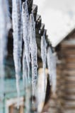 I ghiaccioli sul tetto della casa, molla cade fotografie stock libere da diritti I ghiaccioli sul tetto della casa, molla cade fotografie stock libere da diritti