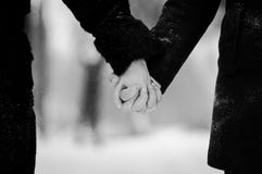 I giovani amati si accoppiano sull'inverno immagini stock libere da diritti I giovani amati si accoppiano sull'inverno immagini stock libere da diritti