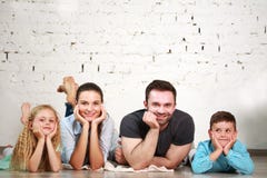 I giovani genitori felici della famiglia e due bambini si dirigono lo studio immagini stock libere da diritti I giovani genitori felici della famiglia e due bambini si dirigono lo studio immagini stock libere da diritti