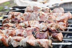 I kebab sono fritti sopra immagini stock I kebab sono fritti sopra immagini stock