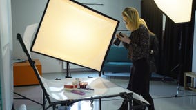 I kulisserna ljus för fotografworkspacesoftbox fotografering för bildbyråer I kulisserna ljus för fotografworkspacesoftbox fotografering för bildbyråer