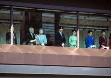 I membri della famiglia imperiale sul balcone del palazzo sono accolti dalla gente nel quadrato a Tokyo immagine stock I membri della famiglia imperiale sul balcone del palazzo sono accolti dalla gente nel quadrato a Tokyo immagine stock