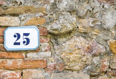 I numeri civici venticinque & x28; 25& x29; su una parete in Pienza, la Toscana fotografia stock I numeri civici venticinque & x28; 25& x29; su una parete in Pienza, la Toscana fotografia stock