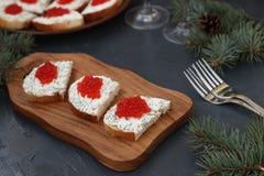 I panini con il caviale rosso sono situati su un bordo di legno immagini stock libere da diritti I panini con il caviale rosso sono situati su un bordo di legno immagini stock libere da diritti