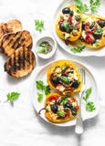 I peperoni dolci arrostiti hanno farcito l'insalata greca - gli aperitivi deliziosi, spuntini su un fondo leggero, vista superior fotografia stock I peperoni dolci arrostiti hanno farcito l'insalata greca - gli aperitivi deliziosi, spuntini su un fondo leggero, vista superior fotografia stock