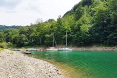 I piccoli yacht della navigazione di navigazione costiera sono attraccati al pilastro in un porto pittoresco Stile di vita presti fotografie stock libere da diritti I piccoli yacht della navigazione di navigazione costiera sono attraccati al pilastro in un porto pittoresco Stile di vita presti fotografie stock libere da diritti