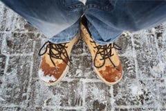 I piedi degli uomini nell'inverno inizializza il marrone fotografie stock I piedi degli uomini nell'inverno inizializza il marrone fotografie stock