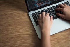I programmatori creano alcuni sistemi nel computer in una stanza della basso luce o di buio fotografia stock libera da diritti I programmatori creano alcuni sistemi nel computer in una stanza della basso luce o di buio fotografia stock libera da diritti