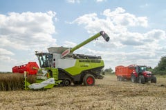 I raccolti moderni di taglio della mietitrebbiatrice di claas immagine stock I raccolti moderni di taglio della mietitrebbiatrice di claas immagine stock