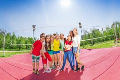 I ragazzi e le ragazze teenager svegli nella pallavolo team Fotografie Stock I ragazzi e le ragazze teenager svegli nella pallavolo team Fotografie Stock