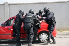I risparmi della squadra della polizia hanno rapito l'uomo legato con le manette nella città †“settembre, 11,2007 di Sofia, Bul fotografia stock I risparmi della squadra della polizia hanno rapito l'uomo legato con le manette nella città †“settembre, 11,2007 di Sofia, Bul fotografia stock