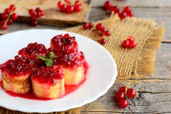 I rotoli di sushi casalinghi del pancake con il ribes si inceppano su un piatto bianco e su una tavola di legno d'annata Ricetta fotografia stock libera da diritti I rotoli di sushi casalinghi del pancake con il ribes si inceppano su un piatto bianco e su una tavola di legno d'annata Ricetta fotografia stock libera da diritti