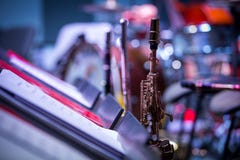 I sassofoni sono in scena Intervallo al concerto, primo piano fotografia stock libera da diritti I sassofoni sono in scena Intervallo al concerto, primo piano fotografia stock libera da diritti