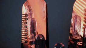 I semilavorati dell'ANIMALE DOMESTICO si muovono sulla linea del forno del riscaldamento nella velocità veloce La plastica imbott video d archivio I semilavorati dell'ANIMALE DOMESTICO si muovono sulla linea del forno del riscaldamento nella velocità veloce La plastica imbott video d archivio