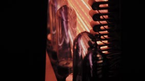 I semilavorati dell'ANIMALE DOMESTICO si muovono sulla linea del forno del riscaldamento nella velocità veloce La plastica imbott video d archivio I semilavorati dell'ANIMALE DOMESTICO si muovono sulla linea del forno del riscaldamento nella velocità veloce La plastica imbott video d archivio