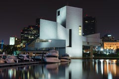 I stadens centrum Cleveland med vagga - och - rulla museet royaltyfri fotografi I stadens centrum Cleveland med vagga - och - rulla museet royaltyfri fotografi