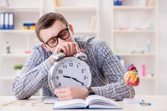 I termini mancanti dello studente di medicina per completare assegnazione Fotografia Stock I termini mancanti dello studente di medicina per completare assegnazione Fotografia Stock