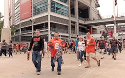 I tifosi di Cleveland Browns lasciano lo stadio di FirstEnergy dopo una vittoria fotografia stock I tifosi di Cleveland Browns lasciano lo stadio di FirstEnergy dopo una vittoria fotografia stock