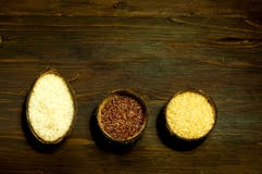 I tipi differenti di risi in noce di cocco naturale lancia su fondo di legno Il concetto del pasto saporito e sano, spazio della immagine stock I tipi differenti di risi in noce di cocco naturale lancia su fondo di legno Il concetto del pasto saporito e sano, spazio della immagine stock