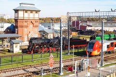 I treni si avvicinano alla stazione Podmoskovnaya di Mosca immagine stock libera da diritti I treni si avvicinano alla stazione Podmoskovnaya di Mosca immagine stock libera da diritti