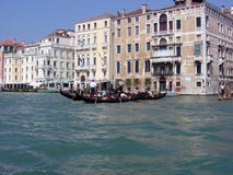 I turisti prendono un giro della gondola fotografia stock I turisti prendono un giro della gondola fotografia stock