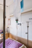I V y x28; intravenous& x29; Tubo flúido de la comida en un cuarto de recuperación del hospital imágenes de archivo libres de regalías I V y x28; intravenous& x29; Tubo flúido de la comida en un cuarto de recuperación del hospital imágenes de archivo libres de regalías