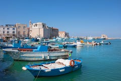 I vecchi pescherecci hanno parcheggiato nel porto italiano della città fotografie stock libere da diritti I vecchi pescherecci hanno parcheggiato nel porto italiano della città fotografie stock libere da diritti