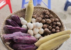 I venditori ambulanti agiscono e vendono le loro verdure e prodotti a base di frutta a Hanoi, Vietnam fotografia stock I venditori ambulanti agiscono e vendono le loro verdure e prodotti a base di frutta a Hanoi, Vietnam fotografia stock