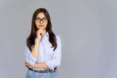 I vetri indiani sicuri seri di usura della ragazza esaminano l'isolato della macchina fotografica su fondo fotografia stock I vetri indiani sicuri seri di usura della ragazza esaminano l'isolato della macchina fotografica su fondo fotografia stock
