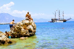 I villeggianti prendono il sole su una roccia enorme nel mare Alanya, Turchia Fotografie Stock I villeggianti prendono il sole su una roccia enorme nel mare Alanya, Turchia Fotografie Stock