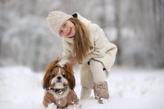 I vinter snönedgångar i den snöig skogen, liten flickalek med hunden arkivfoton I vinter snönedgångar i den snöig skogen, liten flickalek med hunden arkivfoton