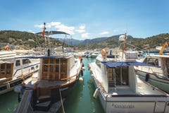Iate que estão em uma cidade pequena pelo mar na ilha de Mallorca imagem de stock Iate que estão em uma cidade pequena pelo mar na ilha de Mallorca imagem de stock