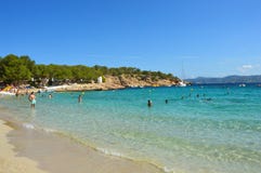 IBIZA, ESPAGNE - SEPTEMBRE 2016 : l'eau cristalline étonnante de la plage de Cala Bassa, Ibiza, Espagne photo libre de droits IBIZA, ESPAGNE - SEPTEMBRE 2016 : l'eau cristalline étonnante de la plage de Cala Bassa, Ibiza, Espagne photo libre de droits
