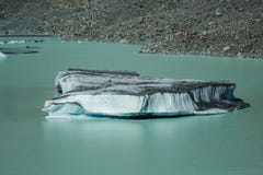 Iceberg di galleggiamento giganti sul lago glacier di Tasman nel cuoco National Park, isola del sud del supporto di Aoraki della immagine stock libera da diritti Iceberg di galleggiamento giganti sul lago glacier di Tasman nel cuoco National Park, isola del sud del supporto di Aoraki della immagine stock libera da diritti
