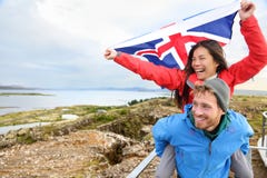 Iceland podróż - para z Islandzką flaga fotografia stock Iceland podróż - para z Islandzką flaga fotografia stock