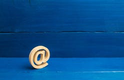 Icona del email su fondo blu Corrispondenza di Internet, comunicazione su Internet Contatti per l'affare Instaurazione del contat fotografia stock Icona del email su fondo blu Corrispondenza di Internet, comunicazione su Internet Contatti per l'affare Instaurazione del contat fotografia stock