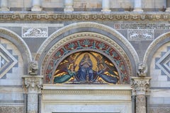 Icona del mosaico con vergine Maria e gli angeli Cattedrale di Pisa, Italia fotografia stock libera da diritti Icona del mosaico con vergine Maria e gli angeli Cattedrale di Pisa, Italia fotografia stock libera da diritti