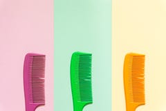 Icona del pettine icona verde e rosa arancio isolata sul rosa, fondo verde e arancio immagine stock libera da diritti Icona del pettine icona verde e rosa arancio isolata sul rosa, fondo verde e arancio immagine stock libera da diritti