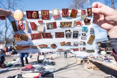 Icone della raccolta di vendita con Lenin al mercato delle pulci in St Peter immagine stock Icone della raccolta di vendita con Lenin al mercato delle pulci in St Peter immagine stock