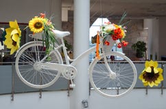 Idea per l'interno con la bicicletta bianca con i fiori fotografia stock libera da diritti Idea per l'interno con la bicicletta bianca con i fiori fotografia stock libera da diritti