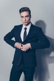 Ideale! Il giovane uomo d'affari bello con i capelli del perfec sta chiudendosi ciao immagini stock Ideale! Il giovane uomo d'affari bello con i capelli del perfec sta chiudendosi ciao immagini stock