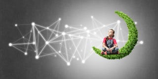 Idee van de mededeling van kindereninternet of online het spelen en pa Stock Afbeelding Idee van de mededeling van kindereninternet of online het spelen en pa Stock Afbeelding