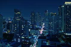 Ideia aérea incrível da arquitetura da cidade com os arranha-céus da baixa de Banguecoque na noite em escuro - cor azul foto de stock royalty free Ideia aérea incrível da arquitetura da cidade com os arranha-céus da baixa de Banguecoque na noite em escuro - cor azul foto de stock royalty free