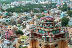 Ideia bonita da parte superior da torre com as casas da cidade no templo vinayagar do rockfort do trichirappalli fotos de stock Ideia bonita da parte superior da torre com as casas da cidade no templo vinayagar do rockfort do trichirappalli fotos de stock