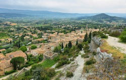 Ideia das casas e de campos circunvizinhos nos les aptos, Fran?a do St Saturnin fotos de stock Ideia das casas e de campos circunvizinhos nos les aptos, Fran?a do St Saturnin fotos de stock