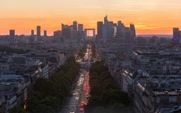 Ideia de ângulo alto da defesa do La que mostra a skyline de Paris no por do sol Fotografia de Stock Ideia de ângulo alto da defesa do La que mostra a skyline de Paris no por do sol Fotografia de Stock